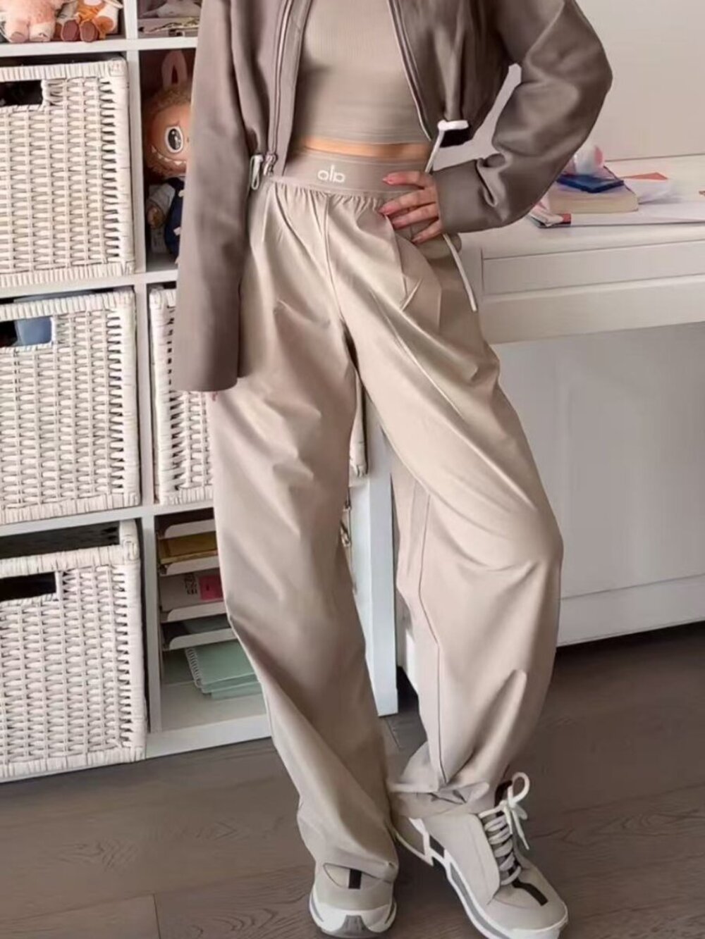 Alo Yoga Suit Up Trouser Gravel Color Regular 30 inch Inner Seam Length ✨